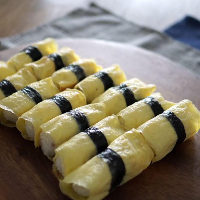 Cách làm cơm cuộn rong biển ngon