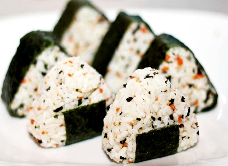 Cách làm cơm cuộn bằng khuôn nhựa