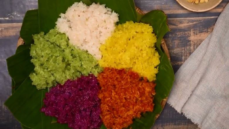 Xôi ngũ sắc bằng bột màu