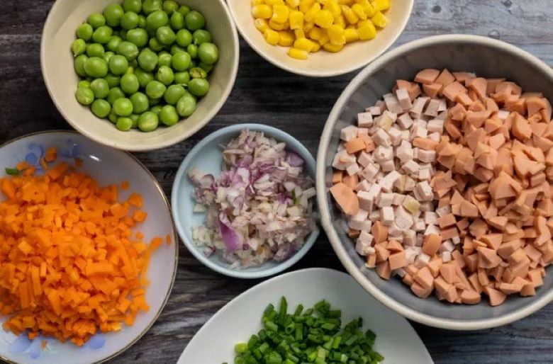 Sơ chế nguyên liệu cơm rang thập cẩm