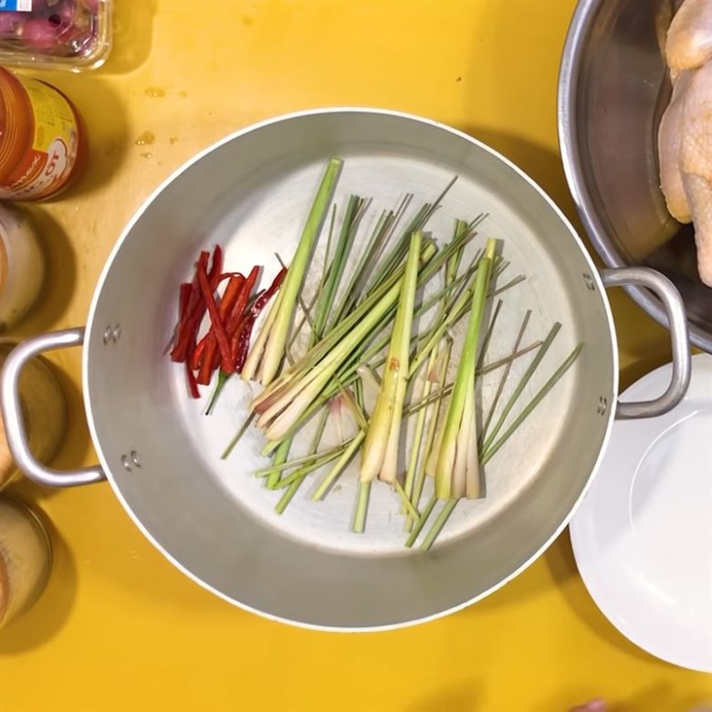 Chuẩn bị hấp gà với bia và sả