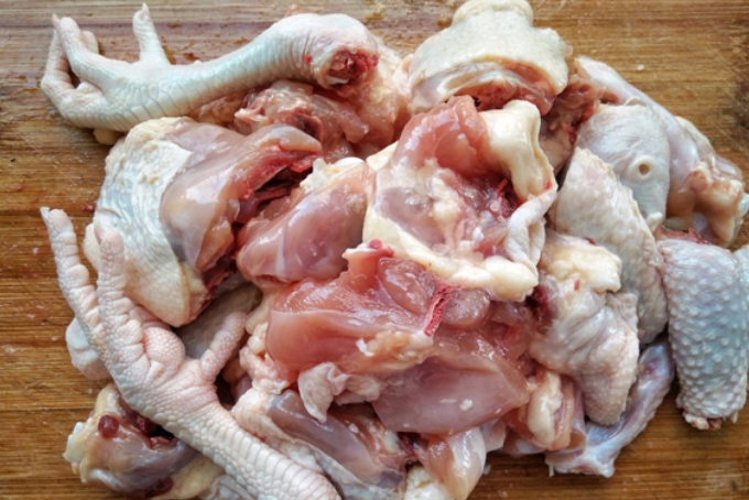 Sơ chế gà nấu lẩu lá giang