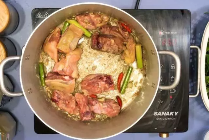 Xào gà nấu lẩu lá giang