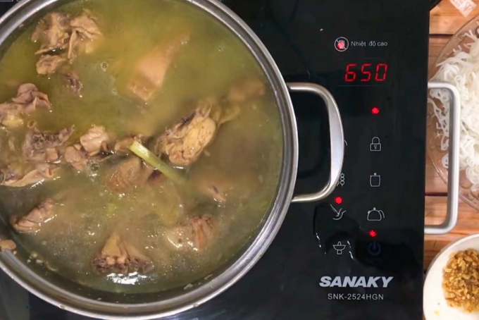 Nấu lẩu gà lá giang