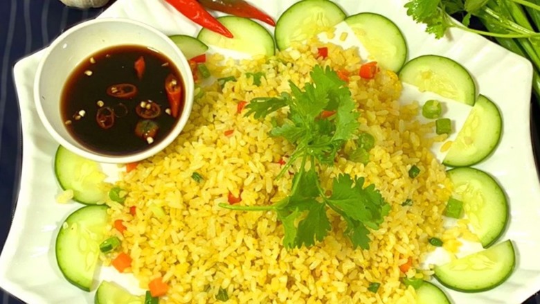 Cơm rang trứng bơ