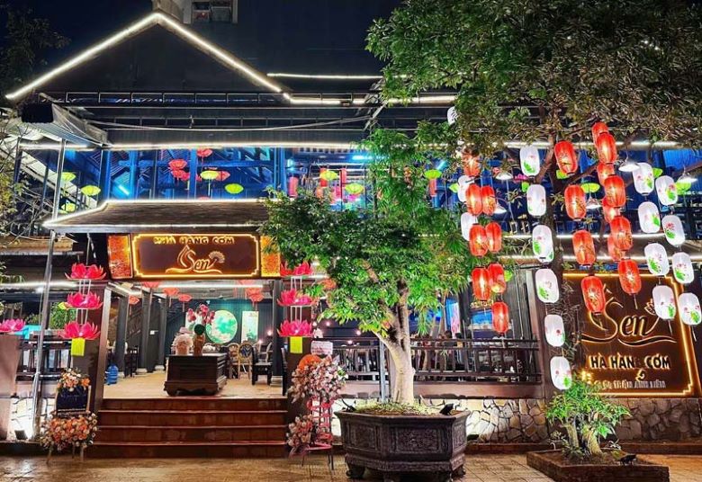 Quán cơm niêu Sen Huế