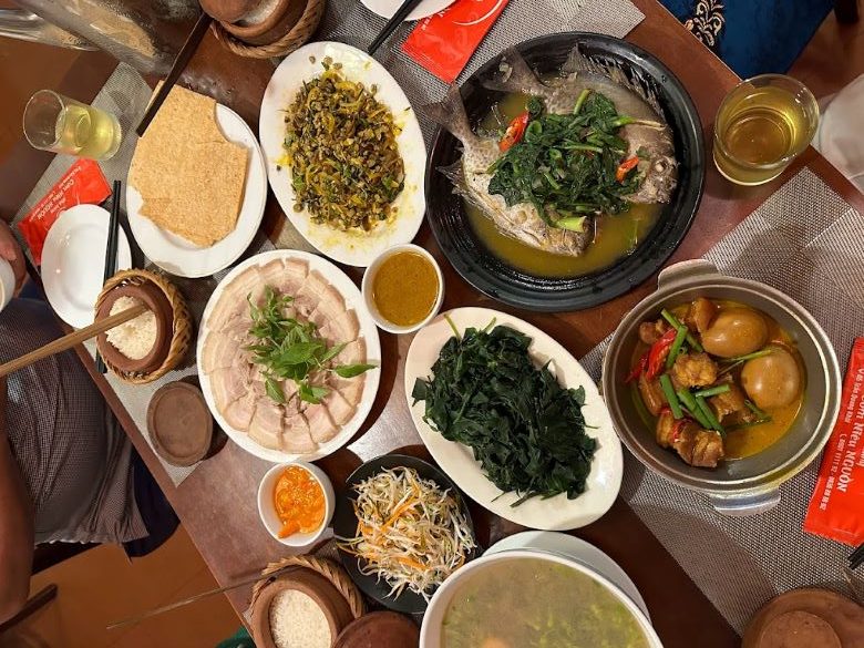 Quán cơm niêu Nguồn Huế