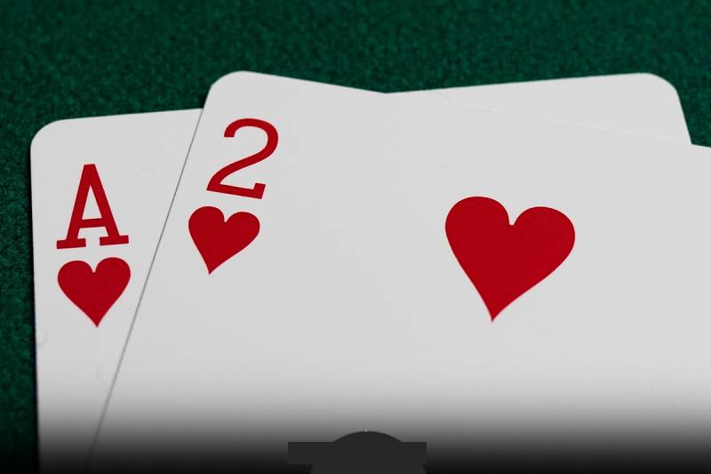 So sánh bài rác và bài mạnh trong chiến thuật poker