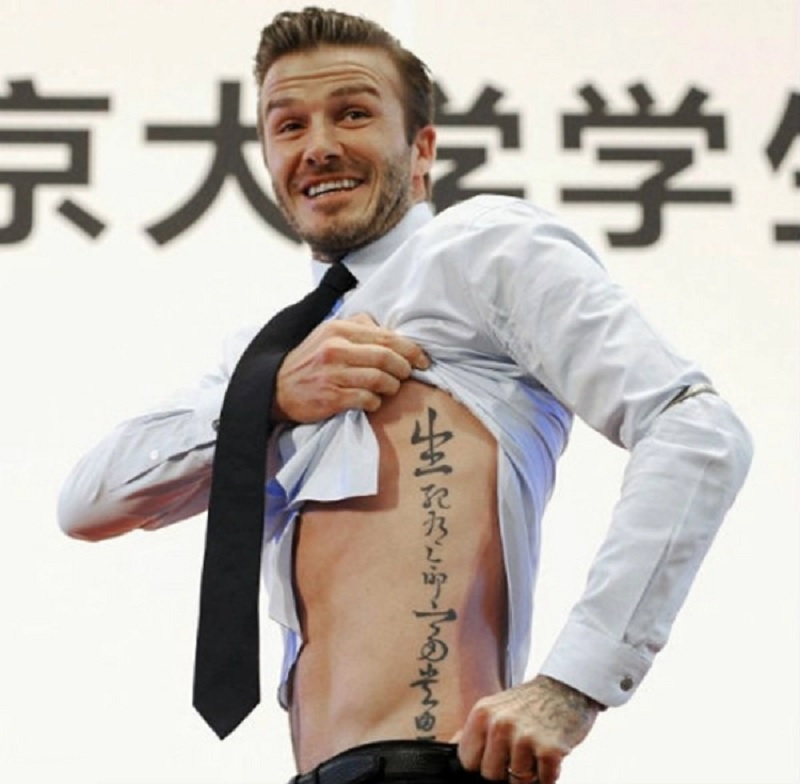 Hình xăm chữ tàu của Beckham ở mạn sườn